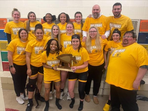 women's basketball team players and coaches with 女子篮球 Champions Arrowhead Athletic Conference award